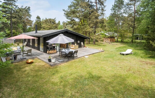 A modern cabin with a deck, outdoor seating, and a fire pit. - 3 bedroom gorgeous home in Højby (Højby)