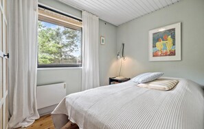 3 habitaciones, tabla de planchar con plancha y cuna de viaje 