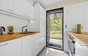 Kylskåp, diskmaskin och kaffe- och tebryggare