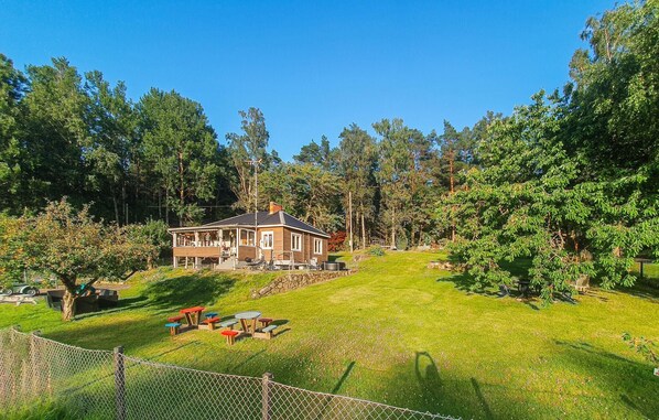 A house with a porch, a lawn, and a fence. - Pet friendly home in Söderköping (Söderköping)