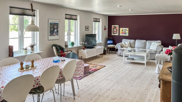 A living room with a dining area, a television, and artwork on the walls. - 2 bedroom pet friendly home in Læsø (Læsø)