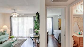 1 Schlafzimmer, Schreibtisch, Bügeleisen/Bügelbrett, Reisekinderbett