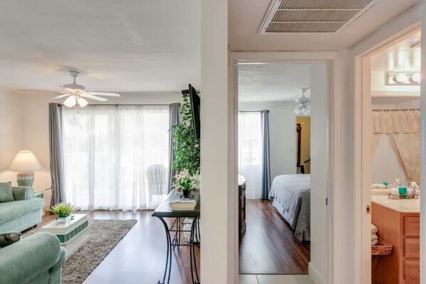 1 bedroom, desk, iron/ironing board, travel cot - Charming Coastal Escape (Melbourne)