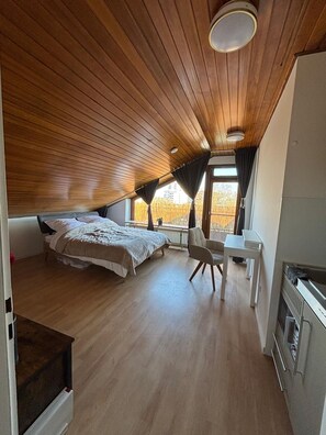 1 soverom, skrivebord, reiseseng for barn og wi-fi (inkludert)