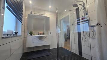 Een haardroger, handdoeken, zeep, toiletpapier