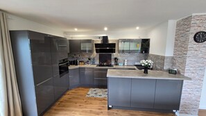 Kjøleskap, mikrobølgeovn, ovn og kokeplater