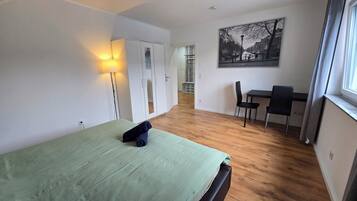 2 Schlafzimmer, Schreibtisch, Reisekinderbett, kostenloses WLAN