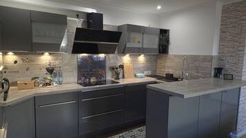 KĂŒhlschrank, Mikrowelle, Ofen, Herdplatte