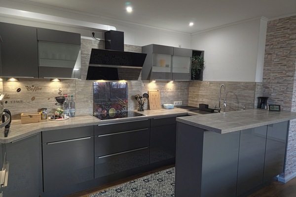 Kjøleskap, mikrobølgeovn, ovn og kokeplater