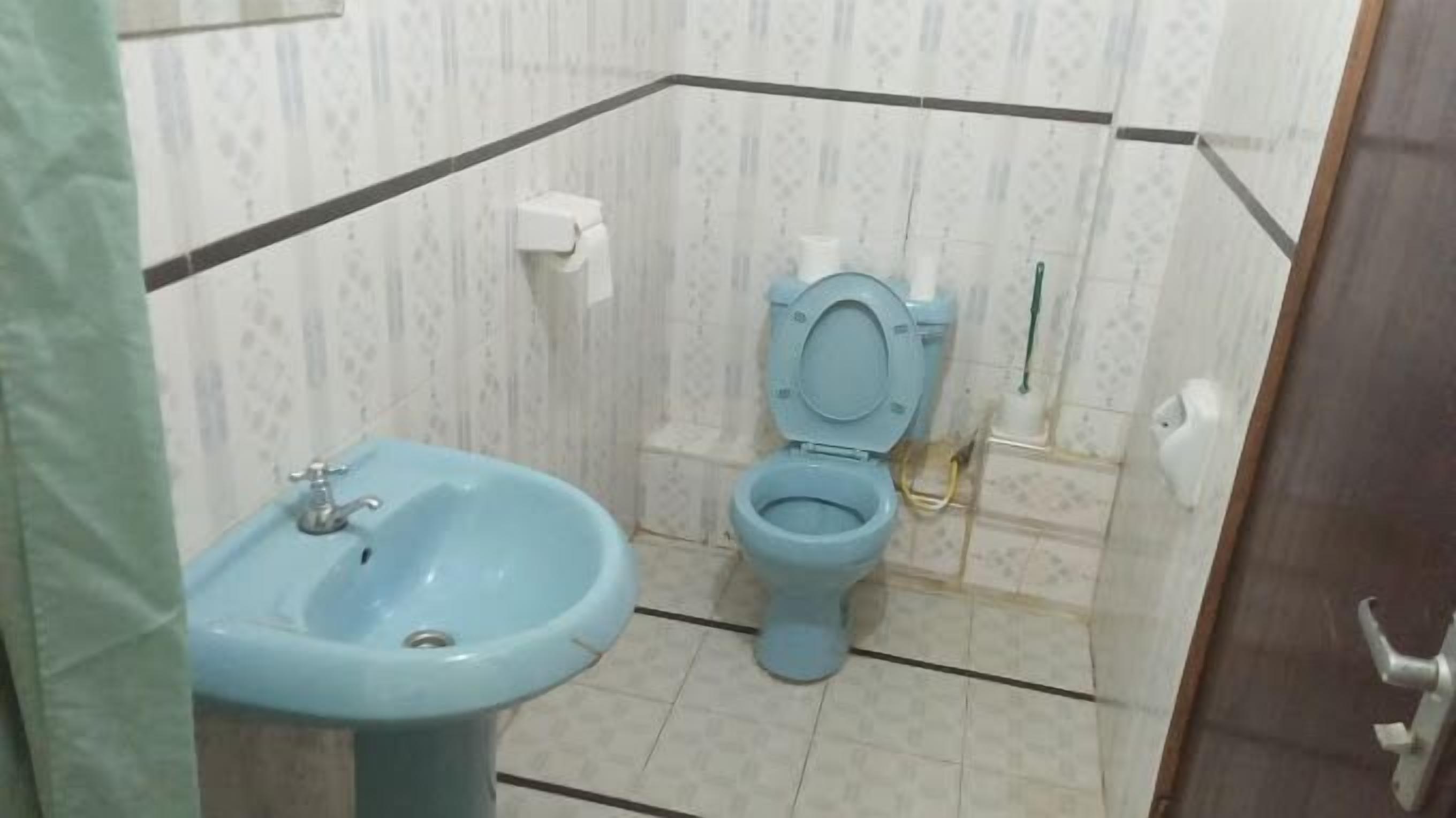 Suihku, tohvelit, pyyhkeet, saippua