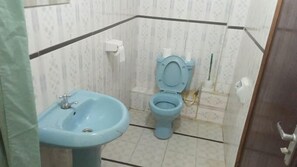 Shower, slippers, towels, soap - Dan's Hotel Kisii (Kisii)