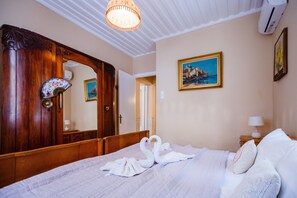 Tabla de planchar con plancha, wifi y ropa de cama 
