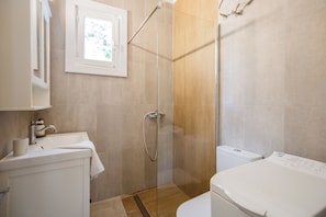 Sèche-cheveux, serviettes fournies, papier toilette