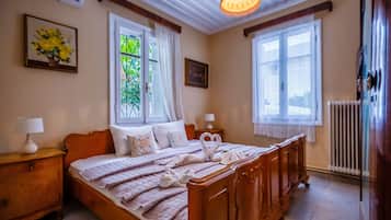 Iron/ironing board, WiFi, bed sheets