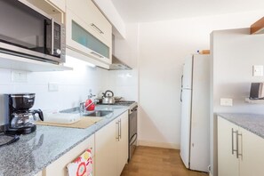 Køleskab, mikrobølgeovn, ovn, kaffe-/temaskine