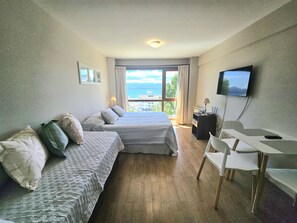 Tabla de planchar con plancha, wifi gratis y ropa de cama 