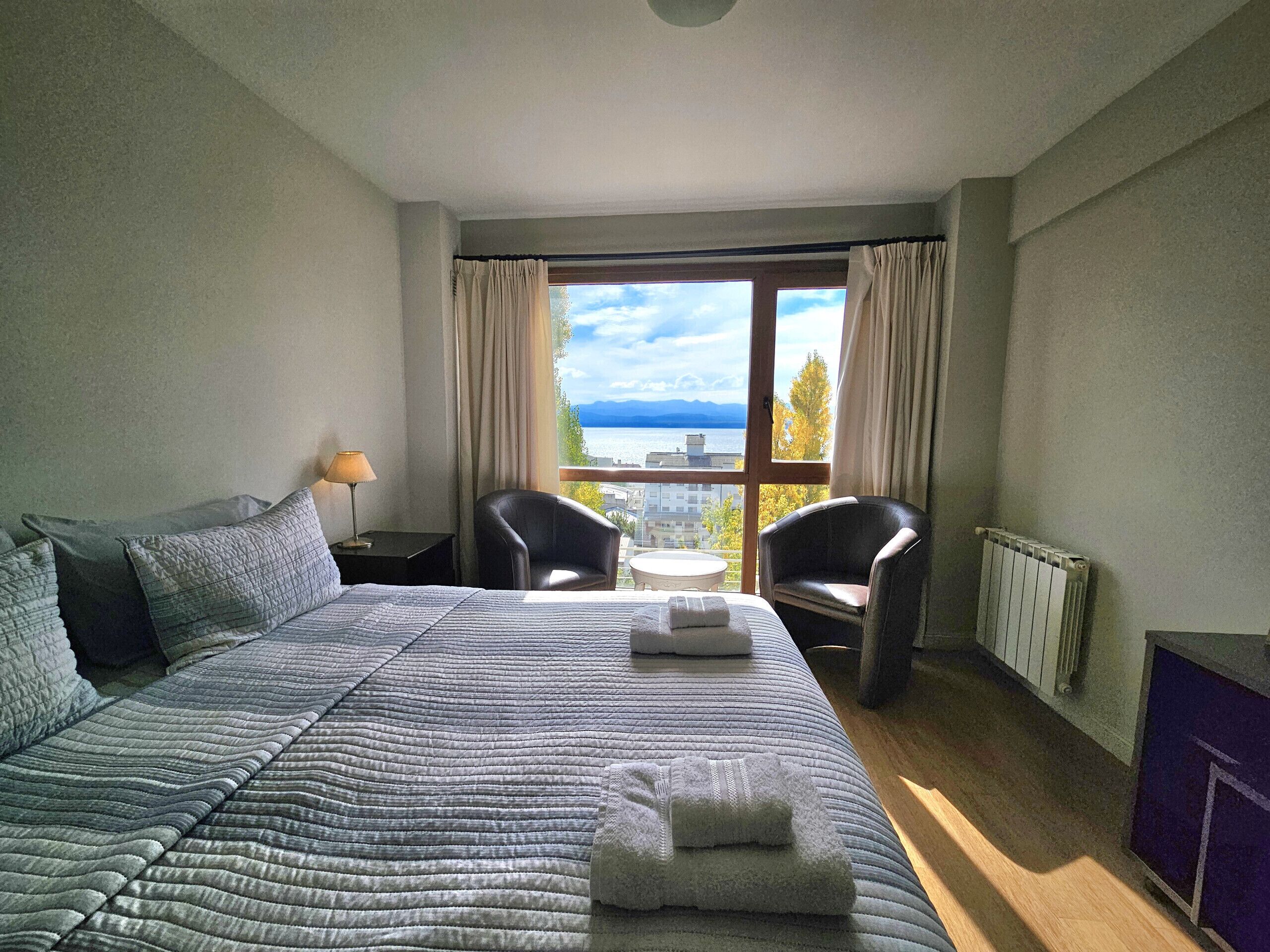 Tabla de planchar con plancha, wifi gratis y ropa de cama 