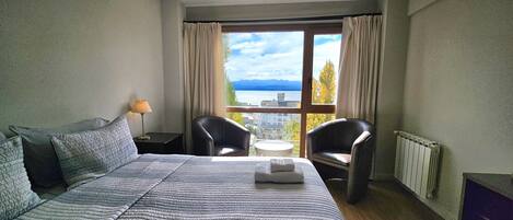 Tabla de planchar con plancha, wifi gratis, ropa de cama