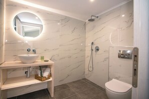 Dusche, Haartrockner, Handtücher, Toilettenpapier