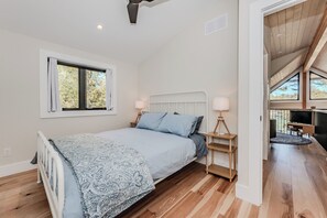 4 bedrooms, desk, iron/ironing board, travel cot
