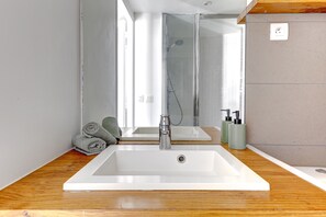 Căn hộ trung tâm thành phố, 1 giường đôi và sofa giường, không hút thuốc, bếp | Phòng tắm