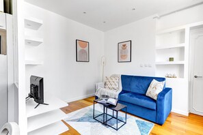 Lägenhet City - 1 dubbelsäng med bäddsoffa - icke-rökare - kök | Vardagsrum | 40-tums smart-tv med satellitkanaler