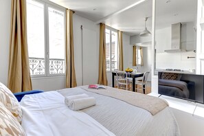 Appartement Ville, 1 lit double et 1 canapé-lit, non-fumeurs, cuisine | Coin séjour | TV connectée de 40 pouces avec chaînes par satellite