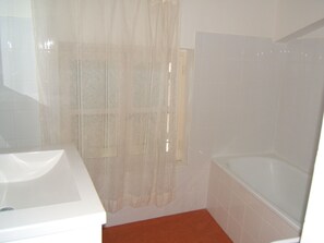 ヘアドライヤー、タオル、トイレットペーパー