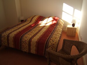 2 室のベッドルーム、アイロン / アイロン台、WiFi、ベッドシーツ