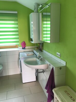 Regadera, toallas, jabón, papel de baño