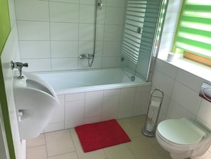 Regadera, toallas, jabón, papel de baño