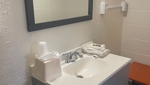 Chambre Simple Standard | Salle de bain | Douche, serviettes fournies, papier toilette