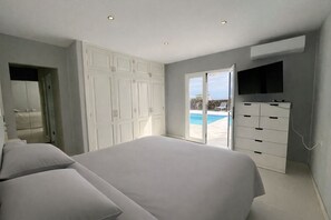 4 bedrooms, desk, iron/ironing board, travel cot