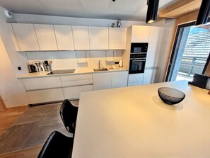 Kylskåp, mikrovågsugn och diskmaskin