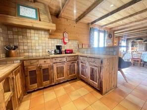 Fridge, microwave, dishwasher - Family chalet in Flumet, 8 sleeps, balconies and garden (Flumet)