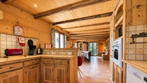 Private kitchen - Family chalet in Flumet, 8 sleeps, balconies and garden (Flumet)