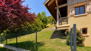 Property grounds - Family chalet in Flumet, 8 sleeps, balconies and garden (Flumet)