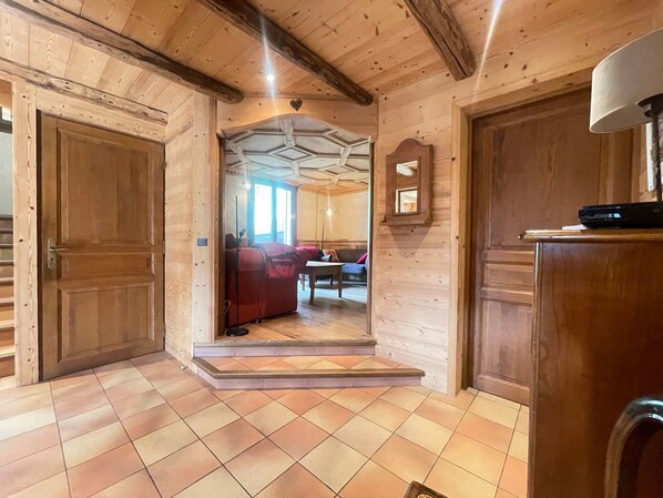 TV, fireplace - Family chalet in Flumet, 8 sleeps, balconies and garden (Flumet)