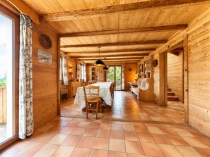 Un interno in legno con zona pranzo, una panca e una scala.
