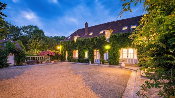 A large, open gravel driveway leading to a building with a brick facade and multiple windows. - Aux Charmes de Maintenon - Adults Only (Maintenon)