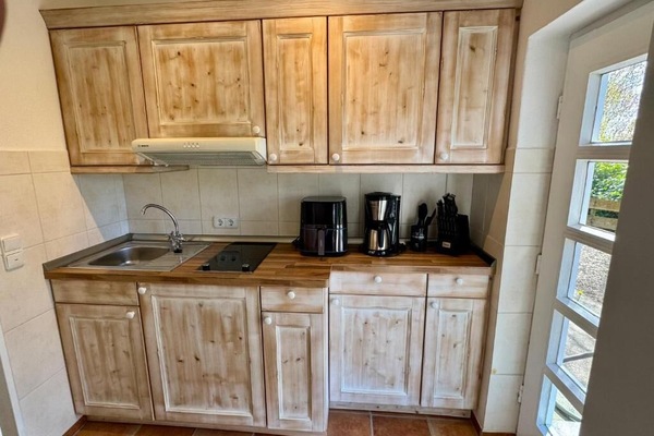 Frigorífico, placa de cocina, cafetera o tetera y hervidor eléctrico