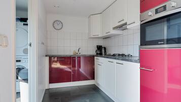 Een oven, een kookplaat, een vaatwasser