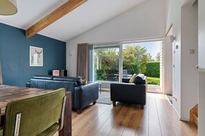 TV - House Mosk with large, south-facing garden near a lake. (Grou)