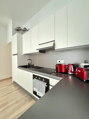 Fridge, oven, stovetop, dishwasher
