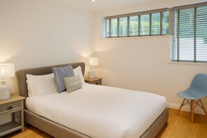 2 chambres, fer et planche à repasser, lit de bébé portatif