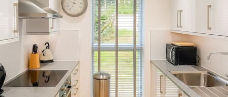 Een koelkast, een magnetron, een oven, een kookplaat