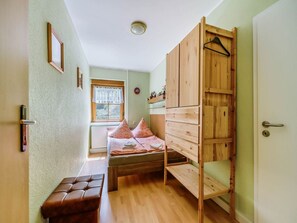 Rumah | 4 kamar tidur dan dilengkapi dengan perabotan berbeda-beda