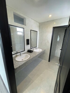 Royal-Vierbettzimmer | Badezimmer | Haartrockner, Seife, Shampoo, Toilettenpapier