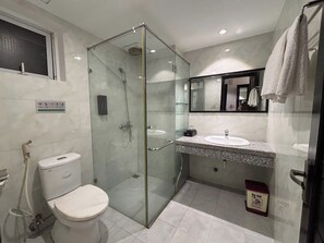 Deluxe Quadruple Room | Bathroom