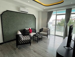 Royal Quadruple Room | Living area